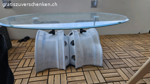 Glastisch im Garagenstil