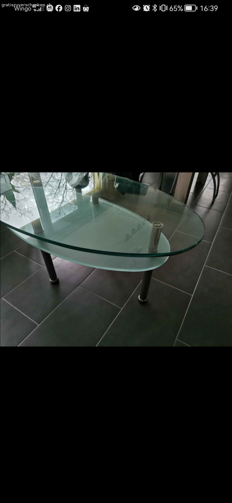 Glastisch mit Metallfüssen. Höhe: 50cm
Breite: 69cm
Länge: 128cm