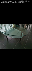 Glastisch mit Metallfüssen. Höhe: 50cm
Breite: 69cm
Länge: 128cm