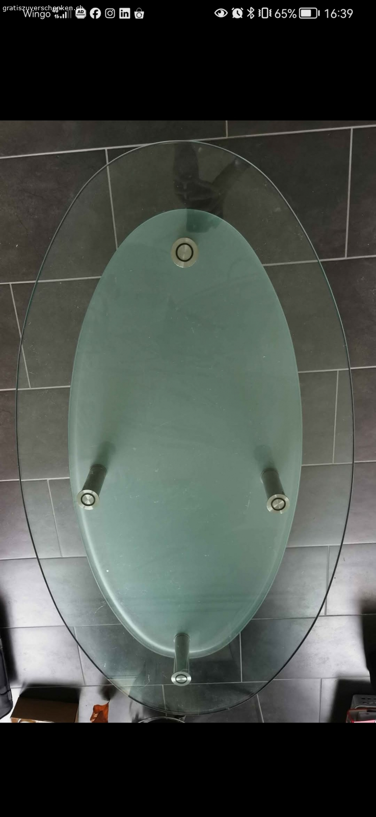 Glastisch mit Metallfüssen. Höhe: 50cm
Breite: 69cm
Länge: 128cm