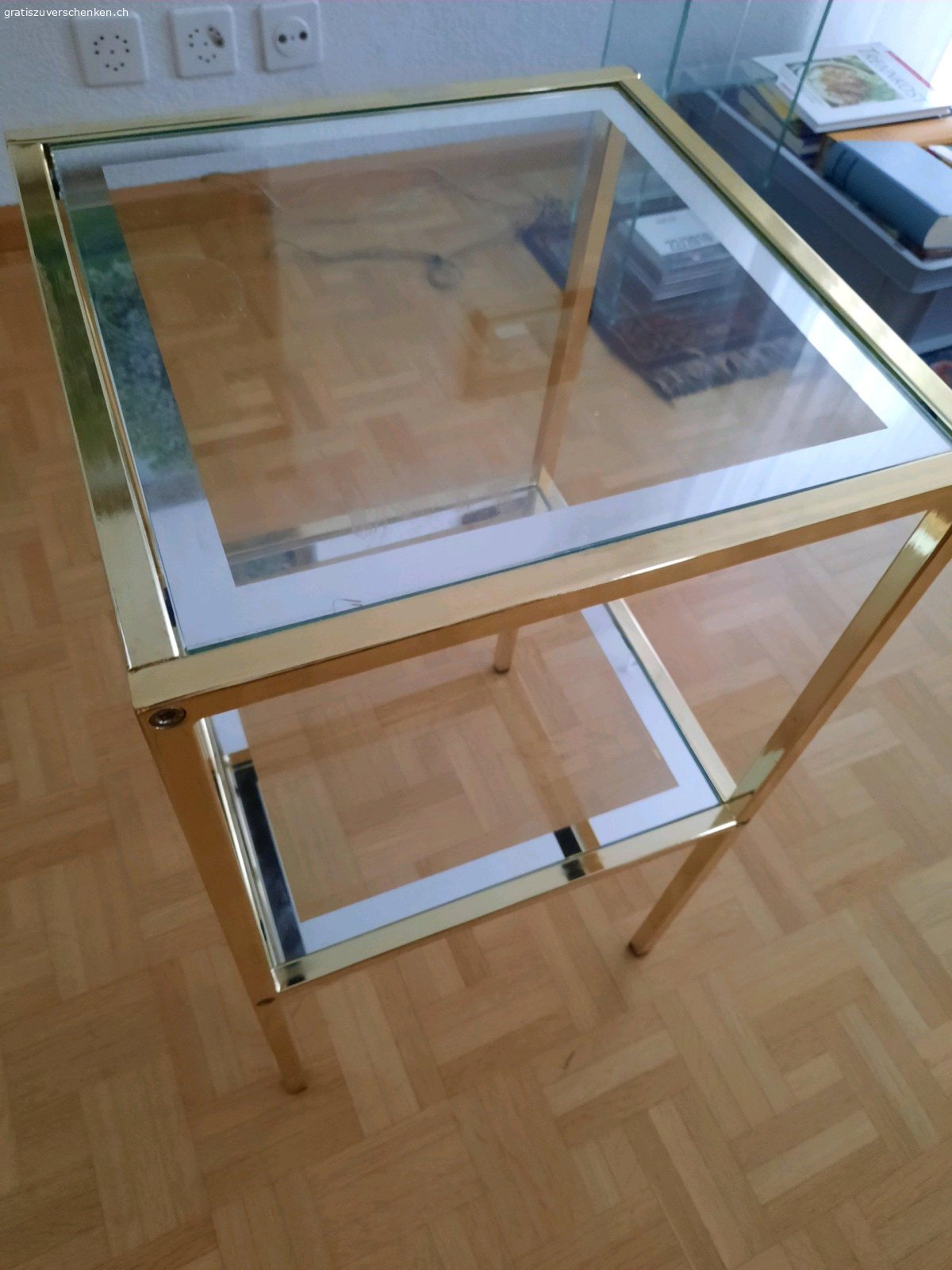 Glastisch quadratisch. 33 x 33 cm
Höhe 62 cm
Abholung in 4143 Dornach