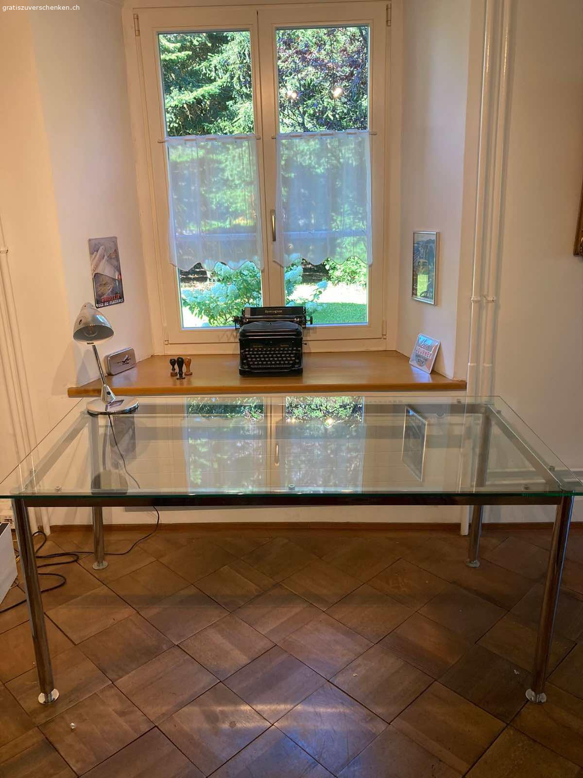 Glastisch. Schöner Glastisch. Die Beine sind verstellbar. Die Glasplatte ist abnehmbar.
Länge 160 cm
Breite 80 cm
Höhe 73 cm