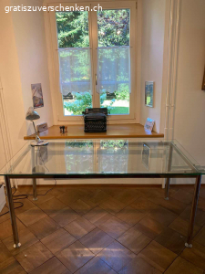 Glastisch. Schöner Glastisch. Die Beine sind verstellbar. Die Glasplatte ist abnehmbar.
Länge 160 cm
Breite 80 cm
Höhe 73 cm