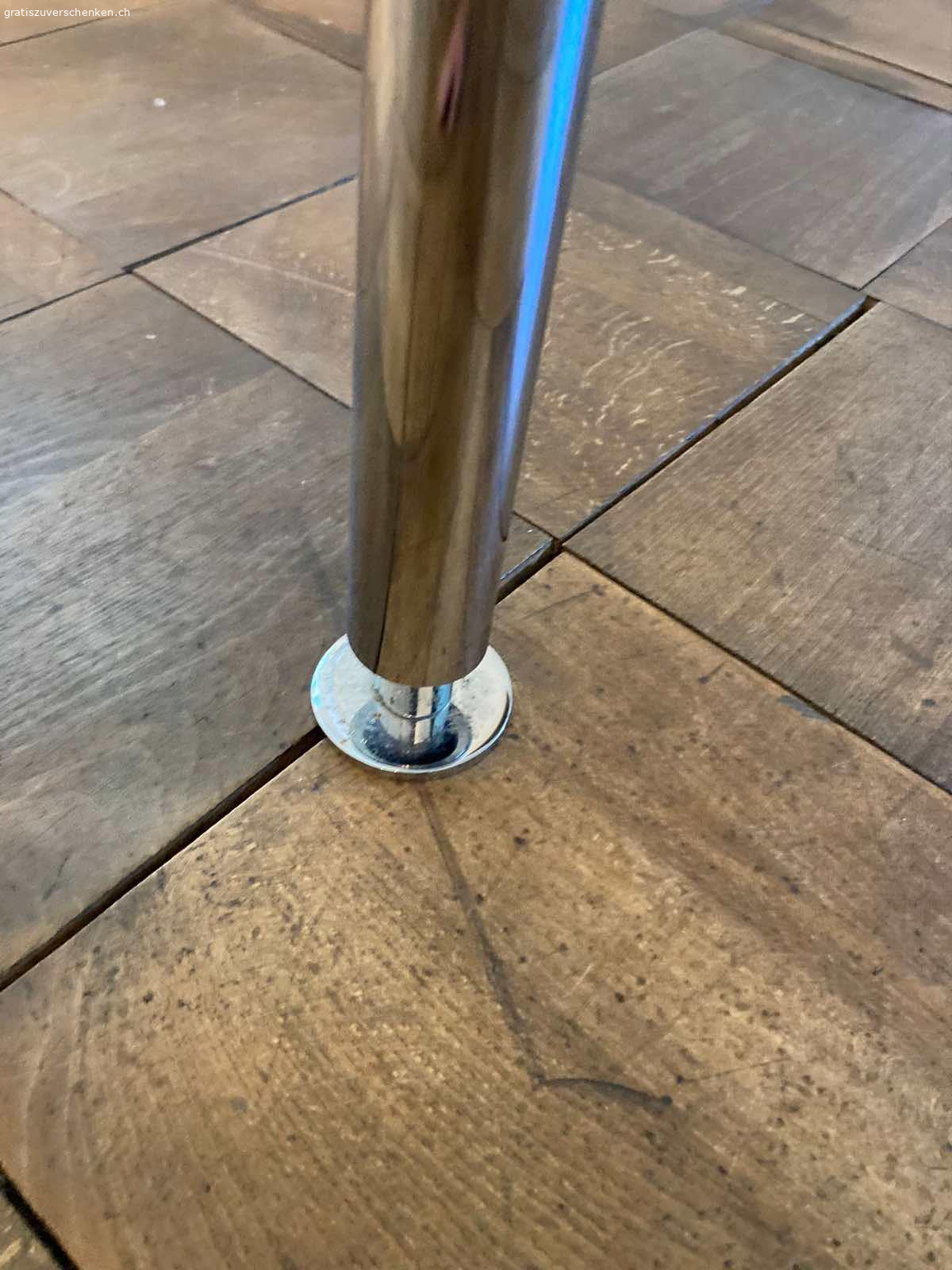 Glastisch. Schöner Glastisch. Die Beine sind verstellbar. Die Glasplatte ist abnehmbar.
Länge 160 cm
Breite 80 cm
Höhe 73 cm