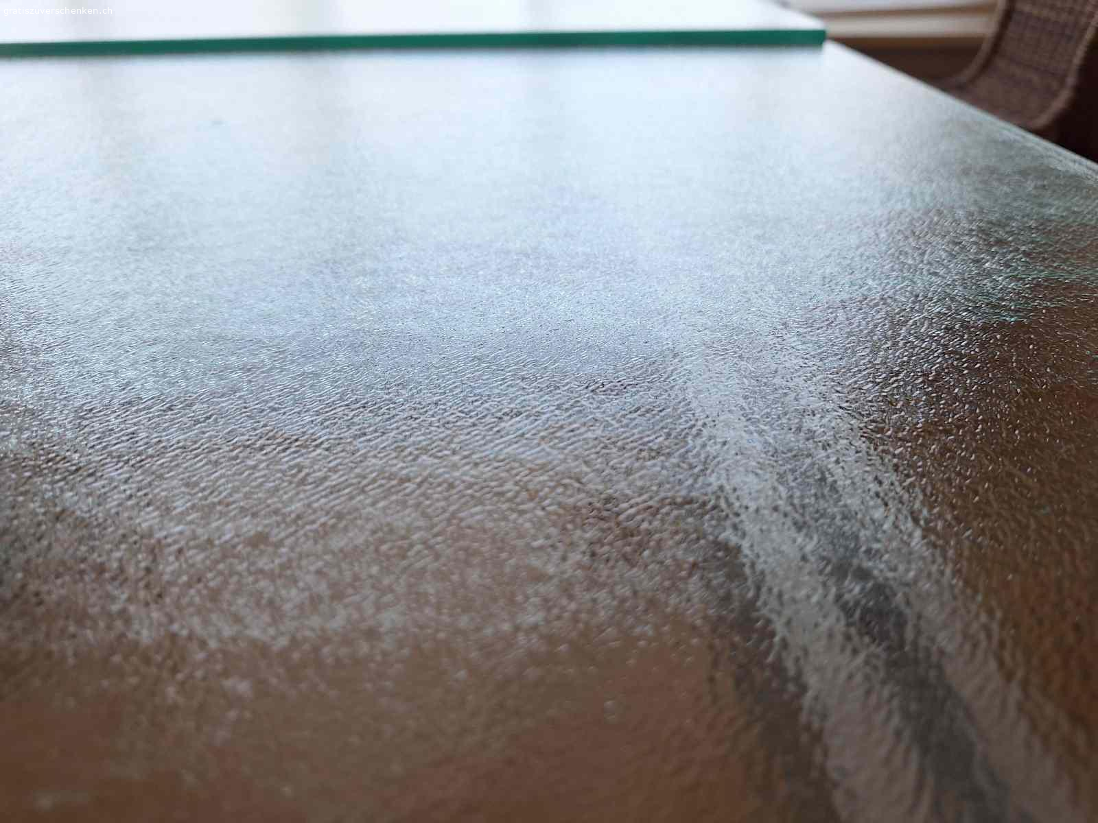 Glastisch. Glastisch zu verschenken!
 90cm x 165cm
ausgezogen: 90cm x 220cm
ACHTUNG!
Der Tisch hat einen Mangel!
Eine der 4 Halterungen die, die  ausziehbare Tischplatt stützt, war gebrochen und wurde selber repariert. Dadurch ist die Tischfläche im ausgezogenen Zustand nicht bündig (siehe Fotos). Eventuell ist jemand handwerklich geschickt und kann dieses Problem lösen.