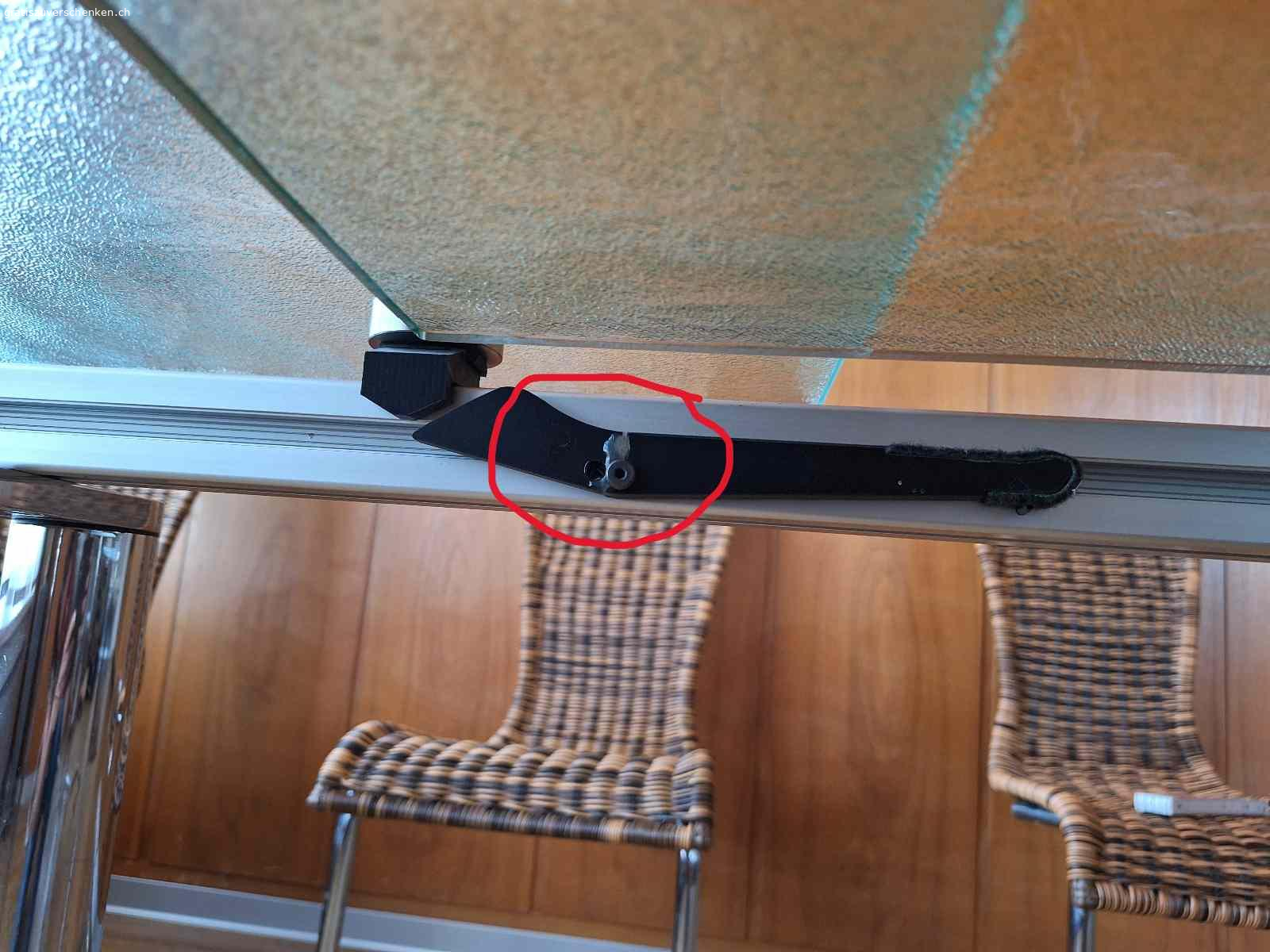 Glastisch. Glastisch zu verschenken!
 90cm x 165cm
ausgezogen: 90cm x 220cm
ACHTUNG!
Der Tisch hat einen Mangel!
Eine der 4 Halterungen die, die  ausziehbare Tischplatt stützt, war gebrochen und wurde selber repariert. Dadurch ist die Tischfläche im ausgezogenen Zustand nicht bündig (siehe Fotos). Eventuell ist jemand handwerklich geschickt und kann dieses Problem lösen.