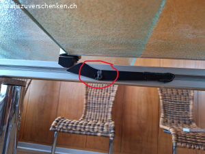 Glastisch. Glastisch zu verschenken!
 90cm x 165cm
ausgezogen: 90cm x 220cm
ACHTUNG!
Der Tisch hat einen Mangel!
Eine der 4 Halterungen die, die  ausziehbare Tischplatt stützt, war gebrochen und wurde selber repariert. Dadurch ist die Tischfläche im ausgezogenen Zustand nicht bündig (siehe Fotos). Eventuell ist jemand handwerklich geschickt und kann dieses Problem lösen.