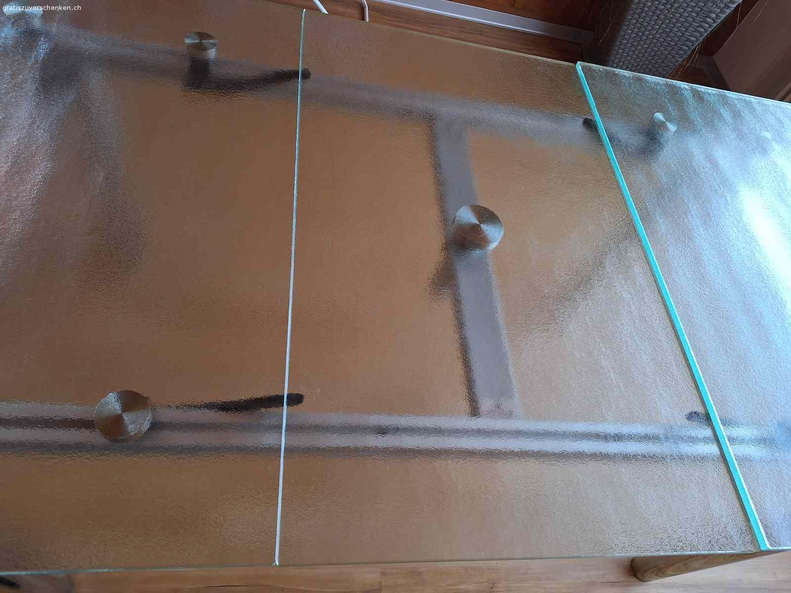 Glastisch. Glastisch zu verschenken!
 90cm x 165cm
ausgezogen: 90cm x 220cm
ACHTUNG!
Der Tisch hat einen Mangel!
Eine der 4 Halterungen die, die  ausziehbare Tischplatt stützt, war gebrochen und wurde selber repariert. Dadurch ist die Tischfläche im ausgezogenen Zustand nicht bündig (siehe Fotos). Eventuell ist jemand handwerklich geschickt und kann dieses Problem lösen.