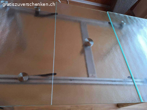 Glastisch. Glastisch zu verschenken!
 90cm x 165cm
ausgezogen: 90cm x 220cm
ACHTUNG!
Der Tisch hat einen Mangel!
Eine der 4 Halterungen die, die  ausziehbare Tischplatt stützt, war gebrochen und wurde selber repariert. Dadurch ist die Tischfläche im ausgezogenen Zustand nicht bündig (siehe Fotos). Eventuell ist jemand handwerklich geschickt und kann dieses Problem lösen.
