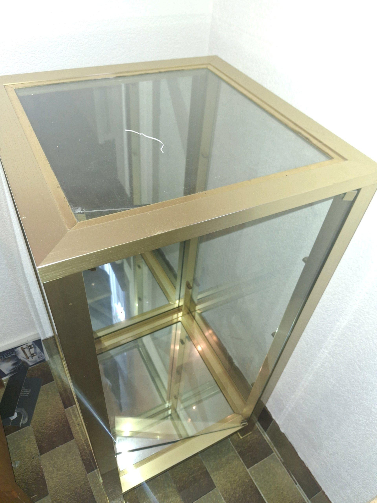 Glasvitrine mit Tablar. Gut erhalten Glasvitrine darf weiterziehen da ich sie nicht mehr benötige.

nach absprache und Bezin übernahme kann ich sie Liefern ansonsten, abholen vor Ort