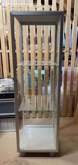 Glasvitrine. Zu verschenken: Glasvitrine
zwei Glastablare plus Glastüre
Masse: 
38cm breit
40cm tief
125cm hoch
Gebraucht, guter Zustand
