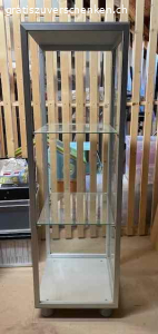 Glasvitrine. Zu verschenken: Glasvitrine
zwei Glastablare plus Glastüre
Masse: 
38cm breit
40cm tief
125cm hoch
Gebraucht, guter Zustand