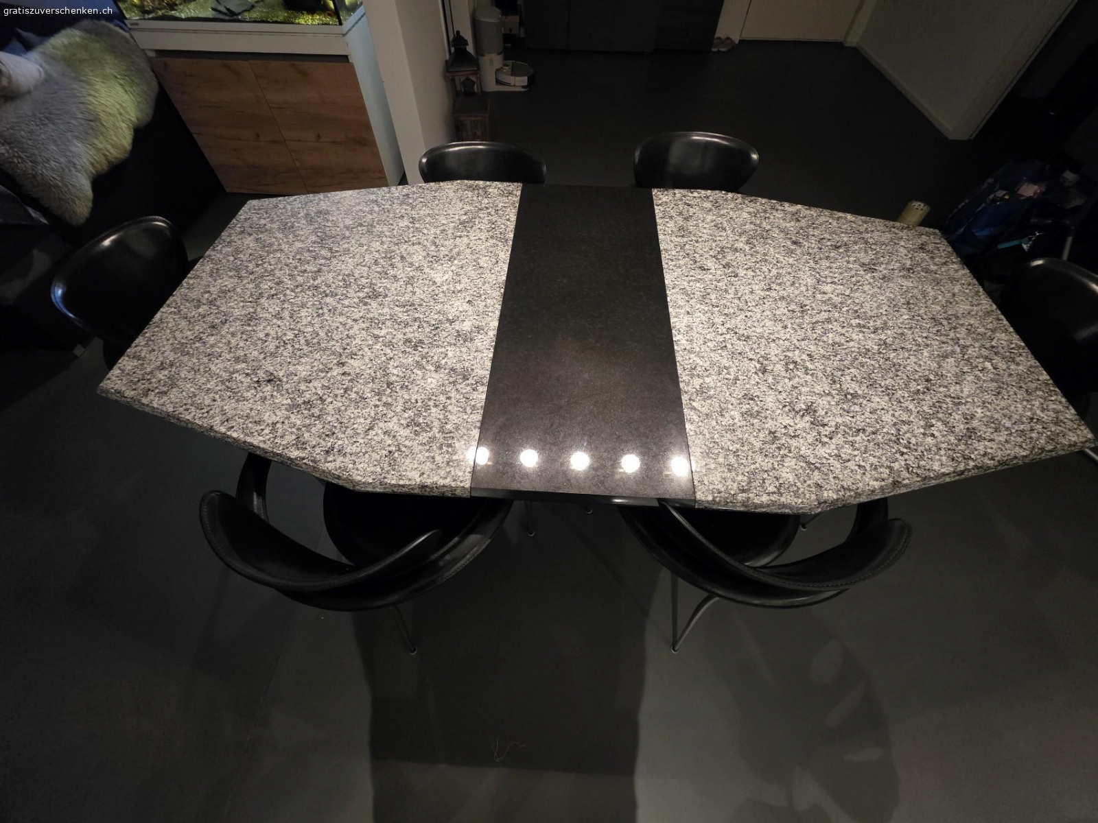 Granit Tisch. Material Granit
L: 200cm
B:105cm
H:76cm

Ohne stüle