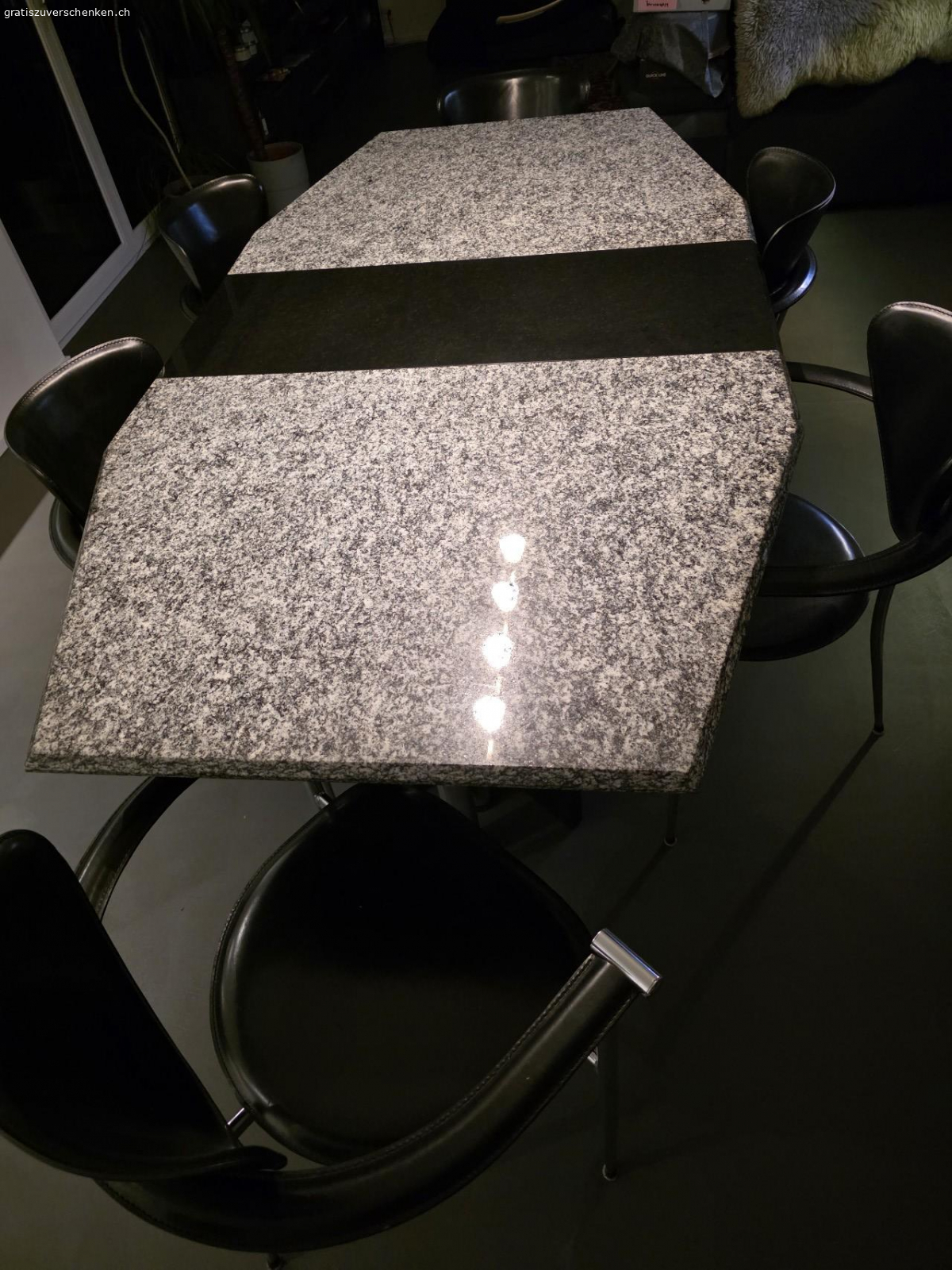 Granit Tisch. Material Granit
L: 200cm
B:105cm
H:76cm

Ohne stüle