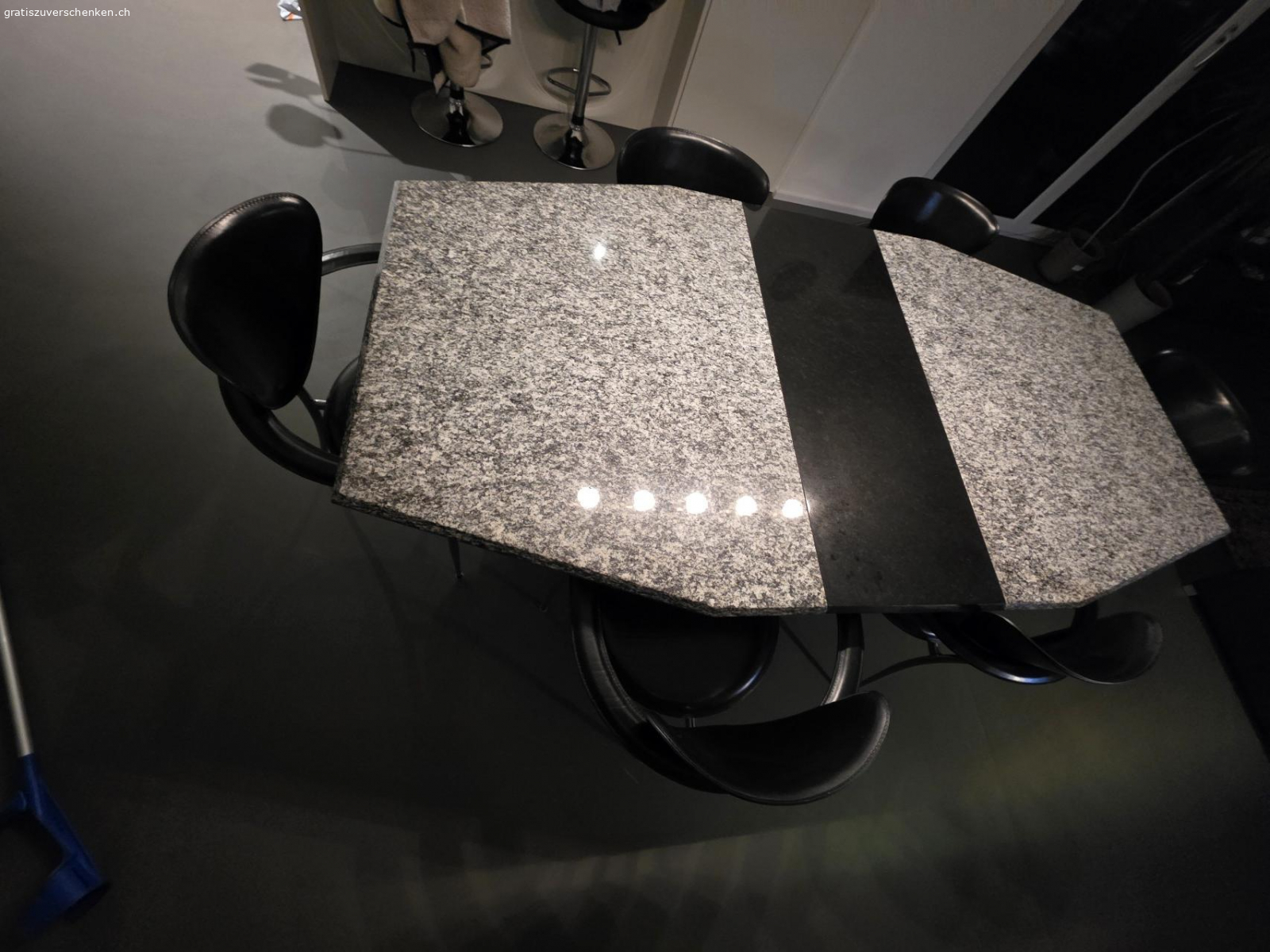 Granit Tisch. Material Granit
L: 200cm
B:105cm
H:76cm

Ohne stüle