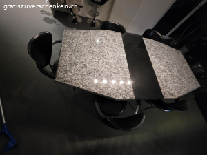 Granit Tisch. Material Granit
L: 200cm
B:105cm
H:76cm

Ohne stüle