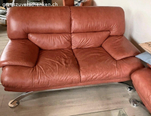 Gratis 2er und 3er Sofa. 2er und 3er Sofa zu verschenken.
Material Kunst-Leder

Es kann auch nur eines der beiden abgeholt werden

2er = Länge 1.83m
          Breite  0.92m 
3er = Länge  2.23
           Breite  1.03m 

Zustand siehe Fotos 
Abzuholen in 9658 Wildhaus 
1. Stock, ohn