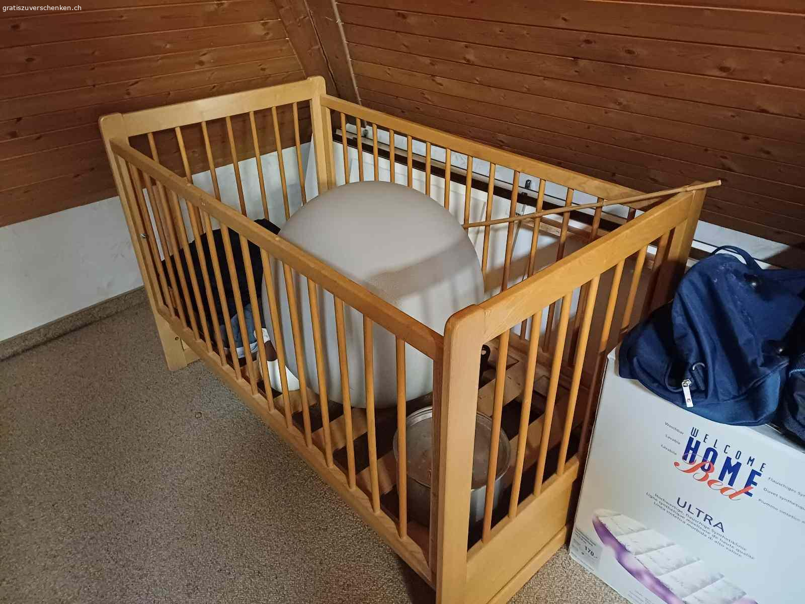 Gratis Abholung bis  April 2026 oder nach Vereinbarung!. Allgemein Zustand  gut bis sehr gut!
Cousch  Abholung bis Ende April 2026
Müssen Minimum 2 mann sei!

Sidebord  und Kinderbettgestell können sofort abgeholt werden!

Wäre noch ein kinderwagen jg.1986 top Zustand mit tragische!