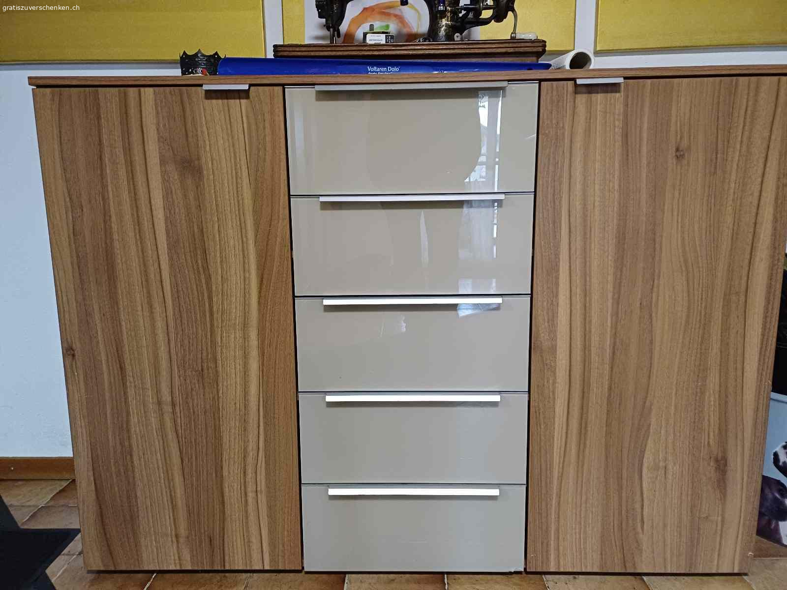 Gratis Abholung bis  April 2026 oder nach Vereinbarung!. Allgemein Zustand  gut bis sehr gut!
Cousch  Abholung bis Ende April 2026
Müssen Minimum 2 mann sei!

Sidebord  und Kinderbettgestell können sofort abgeholt werden!

Wäre noch ein kinderwagen jg.1986 top Zustand mit tragische!