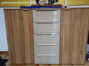 Gratis Abholung bis  April 2026 oder nach Vereinbarung!. Allgemein Zustand  gut bis sehr gut!
Cousch  Abholung bis Ende April 2026
Müssen Minimum 2 mann sei!

Sidebord  und Kinderbettgestell können sofort abgeholt werden!

Wäre noch ein kinderwagen jg.1986 top Zustand mit tragische!