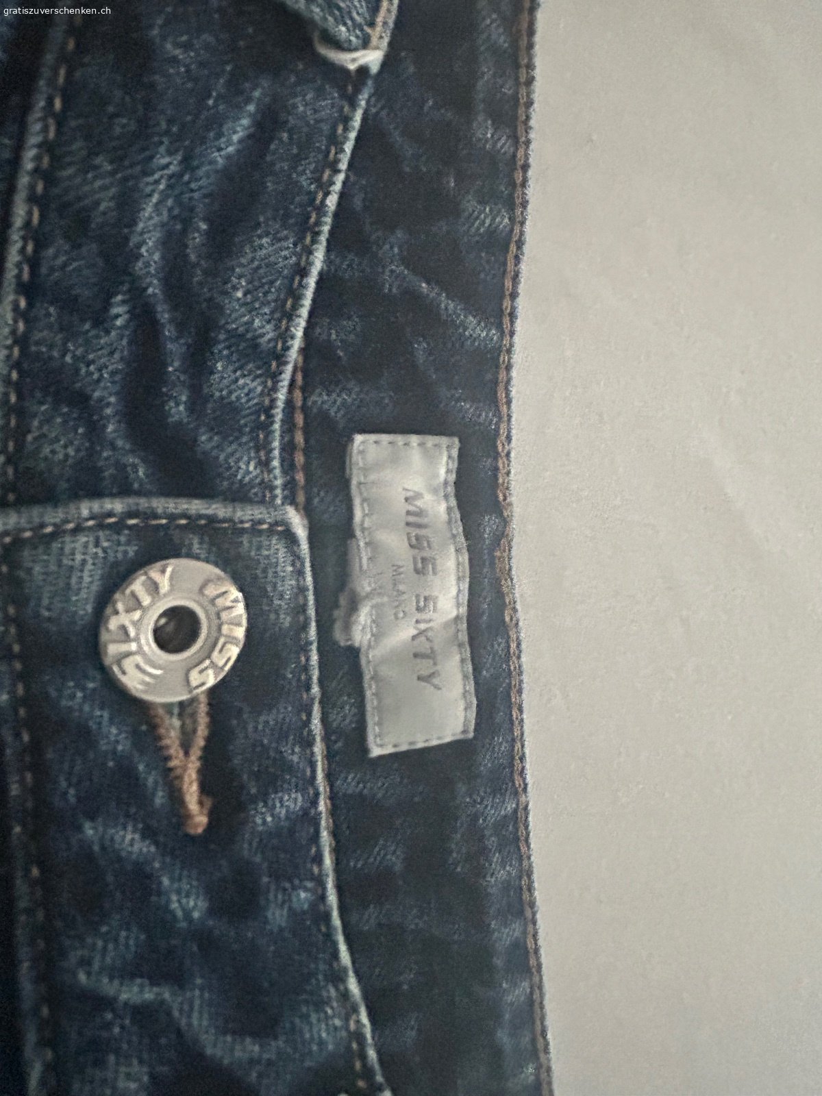 Gratis abzugeben neuwertige Jeans. Gratis abzugeben neuwertige Jeans, dunkelblau, Miss Sixty Milano, Grösse 29/32, weites Bein
