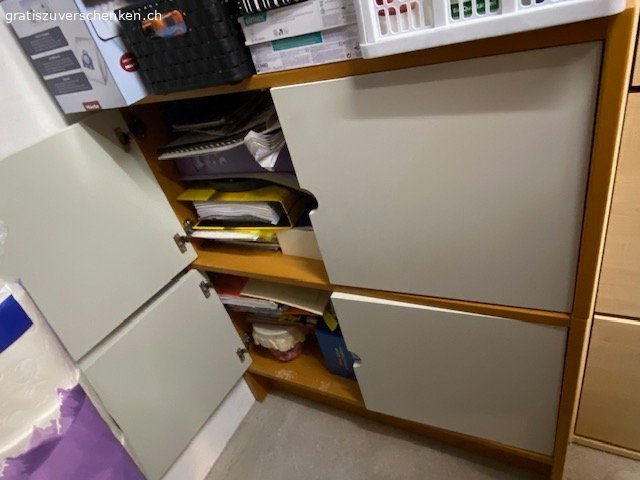Gratis Aktenschrank, Regal, Holzbett, Schreibtisch etc.. Wegen anstehendem Umzug gratis zu vergeben:
1 Aktenschrank (H 99 cm, B 84 cm)
1 Kleiderständer Holz (Kirsch), minimales wackeln
1 Regal weiss (H 202 cm, B 80 cm, T 28 cm)
1 Holzbett weiss 180x200cm (ohne Matratze) – Abholung ab 19/07/2026
1 Schreibtisch (H 74 cm, B 120 cm, T 80 cm) inkl. Korpus mit 3 Schubladen (H 58 cm, B 42 cm, T 42 cm) – Abholung ab 18/07/2026
2 Keilkissen Bamboo (H 18 cm, B 62 cm, T 64 cm)