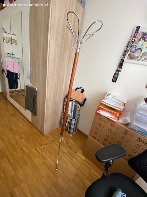 Gratis Aktenschrank, Regal, Holzbett, Schreibtisch etc.. Wegen anstehendem Umzug gratis zu vergeben:
1 Aktenschrank (H 99 cm, B 84 cm)
1 Kleiderständer Holz (Kirsch), minimales wackeln
1 Regal weiss (H 202 cm, B 80 cm, T 28 cm)
1 Holzbett weiss 180x200cm (ohne Matratze) – Abholung ab 19/07/2026
1 Schreibtisch (H 74 cm, B 120 cm, T 80 cm) inkl. Korpus mit 3 Schubladen (H 58 cm, B 42 cm, T 42 cm) – Abholung ab 18/07/2026
2 Keilkissen Bamboo (H 18 cm, B 62 cm, T 64 cm)