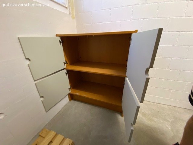 Gratis Aktenschrank. Wegen anstehendem Umzug Aktenschrank (H 99 cm, B 84 cm) ab sofort gratis zu vergeben.