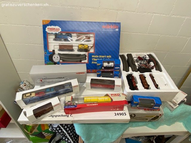 Gratis div. Spielzeug: Carrera- und Märklin-Bahn. Wegen anstehendem Umzug gratis zu vergeben:
1 BRIO Holz-Labyrinth mit Metallkugel
1 Carrera Bahn Sonderausführung Spiderman mit viel Zubehör
1 Märklin Eisenbahnset
Diverse Legosets