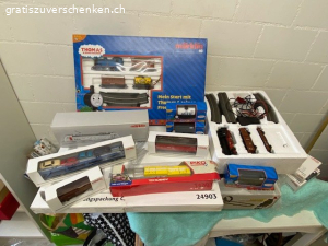 Gratis div. Spielzeug: Carrera- und Märklin-Bahn