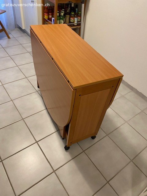 Gratis Esstisch Foppapedretti. Wegen anstehendem Umzug Esstisch Foppapedretti (H 74 cm, B geschlossen 36 cm / offen 166 cm / 1seitig offen 101 cm, T 90 cm) ohne Stühle ab 15/07/2026 gratis zu vergeben. Scharnier defekt, tortzdem voll funktionsfähig. Eine ober beide Seiten klappbar.