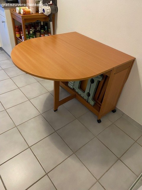 Gratis Esstisch Foppapedretti. Wegen anstehendem Umzug Esstisch Foppapedretti (H 74 cm, B geschlossen 36 cm / offen 166 cm / 1seitig offen 101 cm, T 90 cm) ohne Stühle ab 15/07/2026 gratis zu vergeben. Scharnier defekt, tortzdem voll funktionsfähig. Eine ober beide Seiten klappbar.