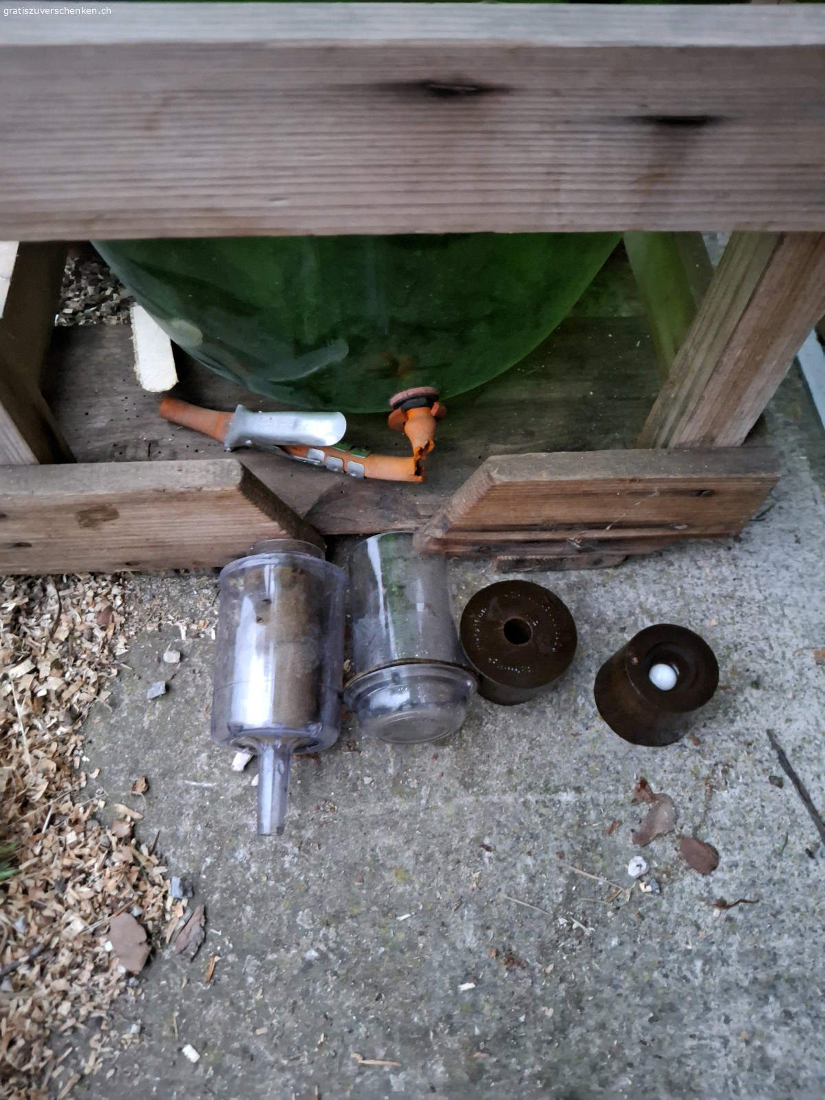 gratis Glasflasche. mit Zubehör
Zustand siehe Fotos