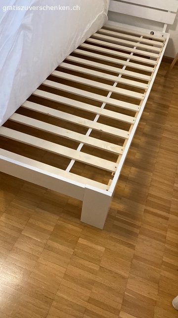 Gratis Holzbett weiss 180x200cm. Wegen anstehendem Umzug Holzbett weiss 180x200cm inkl. Auflegelatten (ohne Matratze) gratis zu vergeben. Abholung ab 19/07/2026 (bis spät. 24/07/2026) gratis zu vergeben (muss demontiert werden).