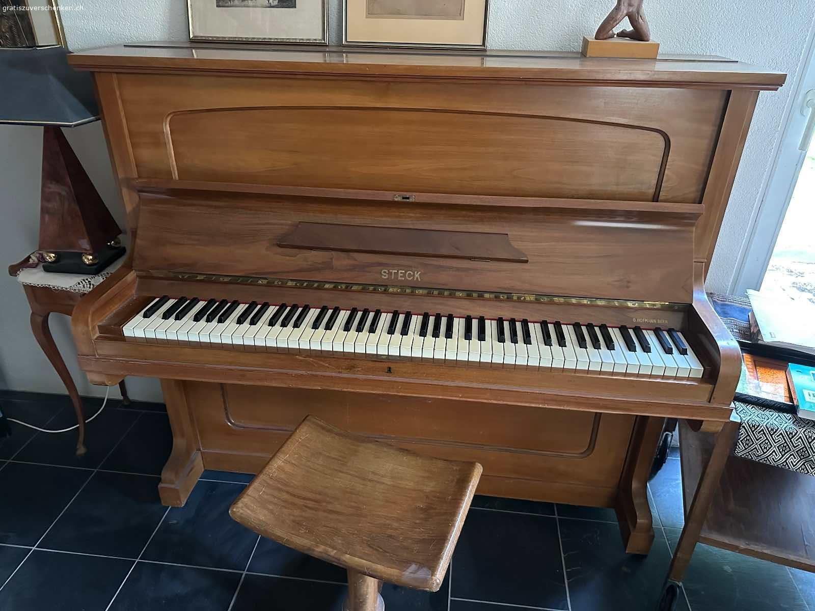 Gratis - Klavier abzugeben. Funktionsfähiges Klavier abzugeben: Marke Steck 1960er Jahre! Muss abgeholt werden.