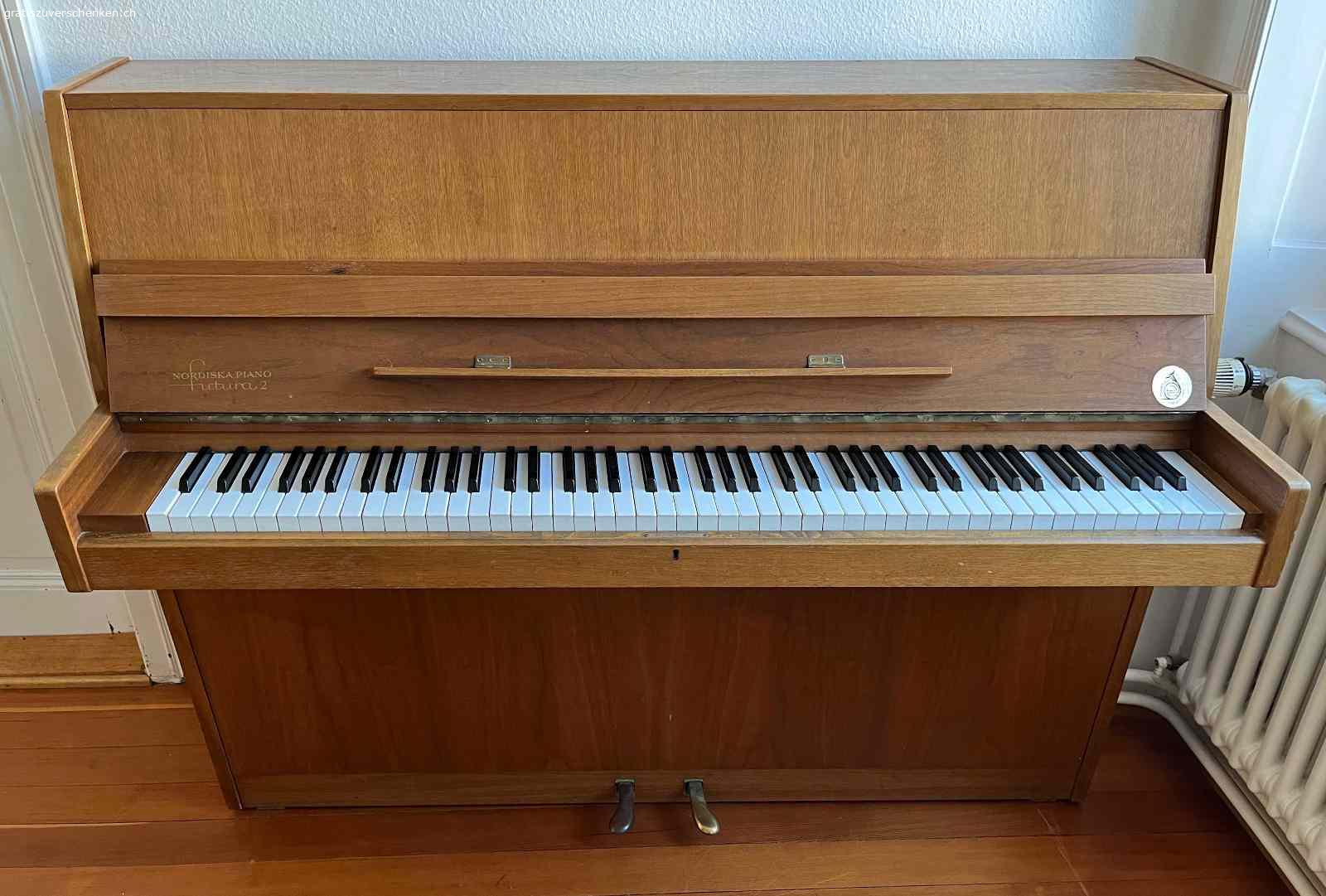 gratis Klavier «Nordiska Piano futura 2 ». Gratis Abzugeben Klavier Nordiska Piano futura 2, Jahrgng ca. 1976. Masse B:140cm, H:106 cm, T: 52cm. Ist vor 5 Jahren das letzte mal gestimmt worden, funktioniert einwandfrei. Das Holz aussen ist fleckig, siehe Fotos.
Muss selber Abgeholt werden, 1. Stock in Basel-Stadt.