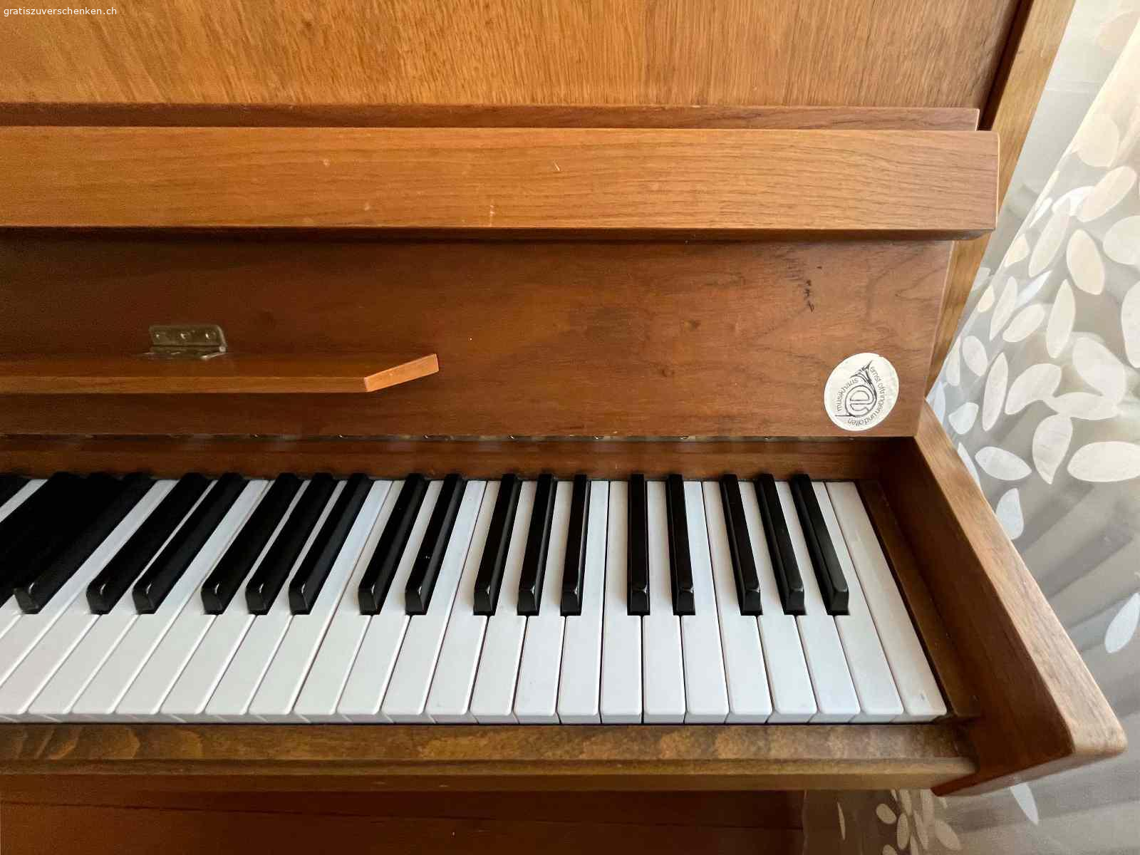 gratis Klavier «Nordiska Piano futura 2 ». Gratis Abzugeben Klavier Nordiska Piano futura 2, Jahrgng ca. 1976. Masse B:140cm, H:106 cm, T: 52cm. Ist vor 5 Jahren das letzte mal gestimmt worden, funktioniert einwandfrei. Das Holz aussen ist fleckig, siehe Fotos.
Muss selber Abgeholt werden, 1. Stock in Basel-Stadt.