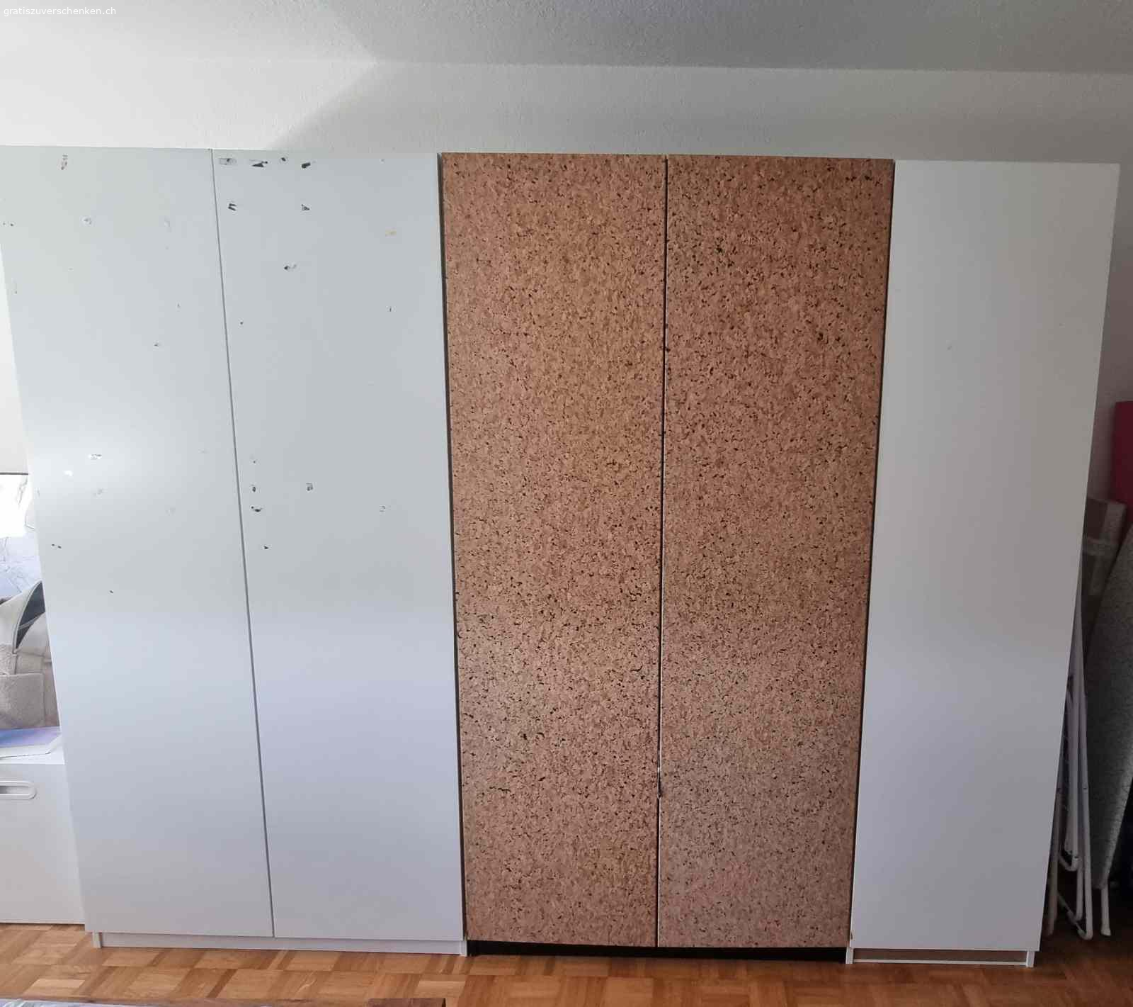 Gratis Kleiderschrank (3 Einzelstücke). Drei Kleiderschränke Ikea Pax (1x weiss, 50x60x201, 1x weiss 100x60x201,, 1 x Kork/dunkel 100x60x201)
Gratis zu vergeben. Kleiderschränke sind total intakt, aber haben Gebrauchsspuren. Auf dem grösseren weissen Schrank sind Klebebandresten, die einfach weggekratzt werden können.

Müssen entweder selbst abgebaut werden oder heruntergetragen werden. Unser Lift ist sehr klein.