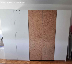 Gratis Kleiderschrank (3 Einzelstücke). Drei Kleiderschränke Ikea Pax (1x weiss, 50x60x201, 1x weiss 100x60x201,, 1 x Kork/dunkel 100x60x201)
Gratis zu vergeben. Kleiderschränke sind total intakt, aber haben Gebrauchsspuren. Auf dem grösseren weissen Schrank sind Klebebandresten, die einfach weggekratzt werden können.

Müssen entweder selbst abgebaut werden oder heruntergetragen werden. Unser Lift ist sehr klein.