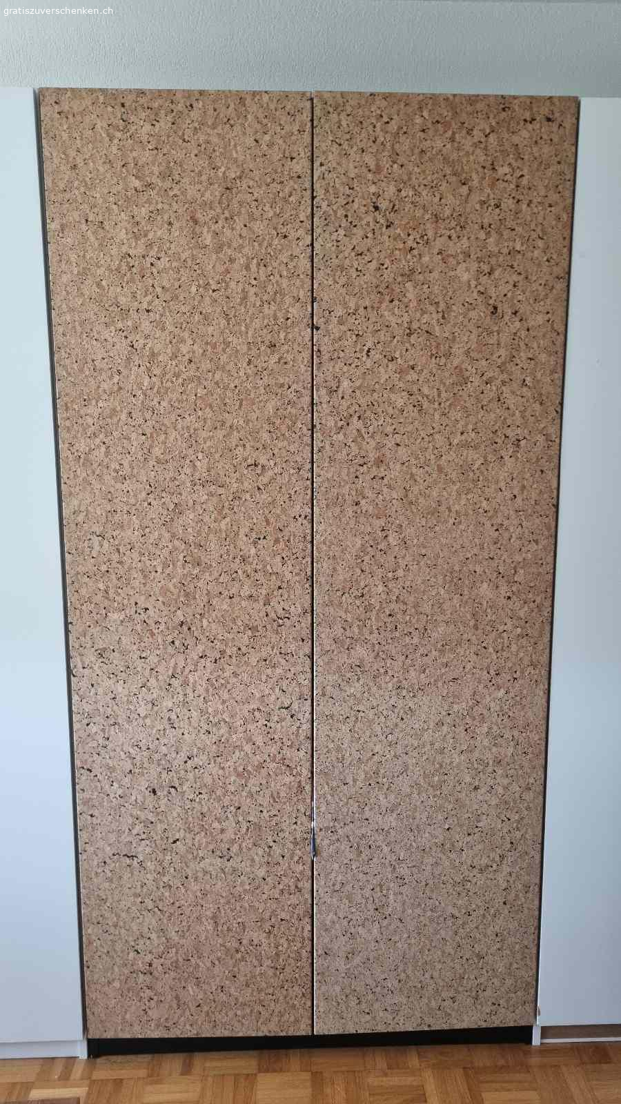 Gratis Kleiderschrank (3 Einzelstücke). Drei Kleiderschränke Ikea Pax (1x weiss, 50x60x201, 1x weiss 100x60x201,, 1 x Kork/dunkel 100x60x201)
Gratis zu vergeben. Kleiderschränke sind total intakt, aber haben Gebrauchsspuren. Auf dem grösseren weissen Schrank sind Klebebandresten, die einfach weggekratzt werden können.

Müssen entweder selbst abgebaut werden oder heruntergetragen werden. Unser Lift ist sehr klein.