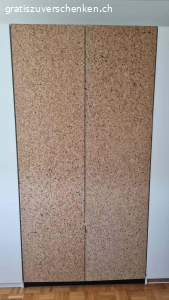 Gratis Kleiderschrank (3 Einzelstücke). Drei Kleiderschränke Ikea Pax (1x weiss, 50x60x201, 1x weiss 100x60x201,, 1 x Kork/dunkel 100x60x201)
Gratis zu vergeben. Kleiderschränke sind total intakt, aber haben Gebrauchsspuren. Auf dem grösseren weissen Schrank sind Klebebandresten, die einfach weggekratzt werden können.

Müssen entweder selbst abgebaut werden oder heruntergetragen werden. Unser Lift ist sehr klein.