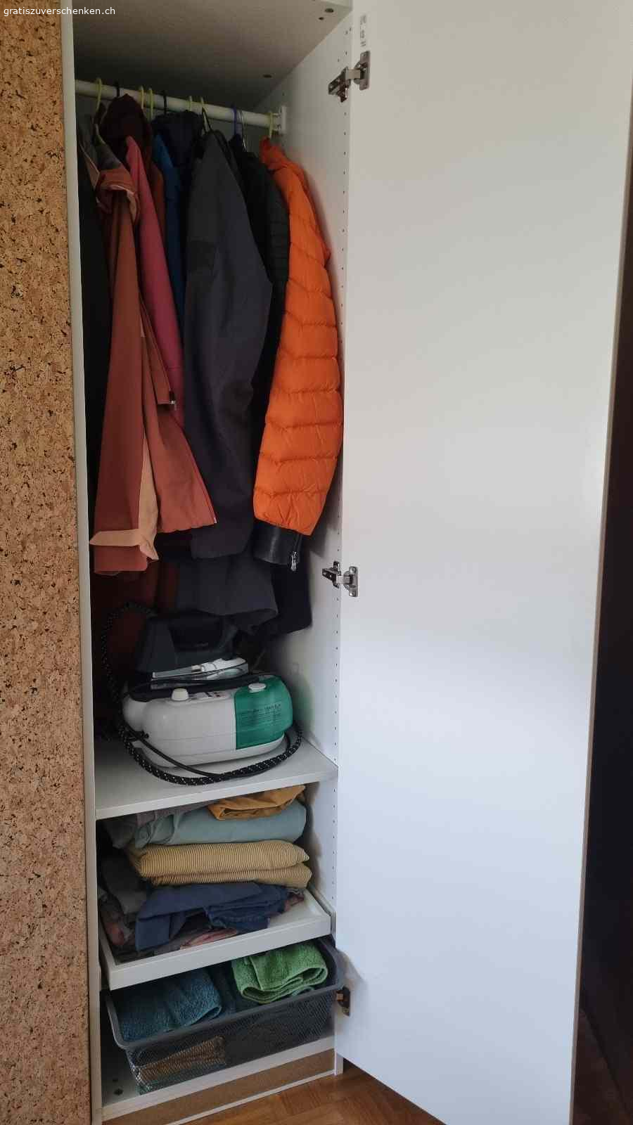 Gratis Kleiderschrank (3 Einzelstücke). Drei Kleiderschränke Ikea Pax (1x weiss, 50x60x201, 1x weiss 100x60x201,, 1 x Kork/dunkel 100x60x201)
Gratis zu vergeben. Kleiderschränke sind total intakt, aber haben Gebrauchsspuren. Auf dem grösseren weissen Schrank sind Klebebandresten, die einfach weggekratzt werden können.

Müssen entweder selbst abgebaut werden oder heruntergetragen werden. Unser Lift ist sehr klein.