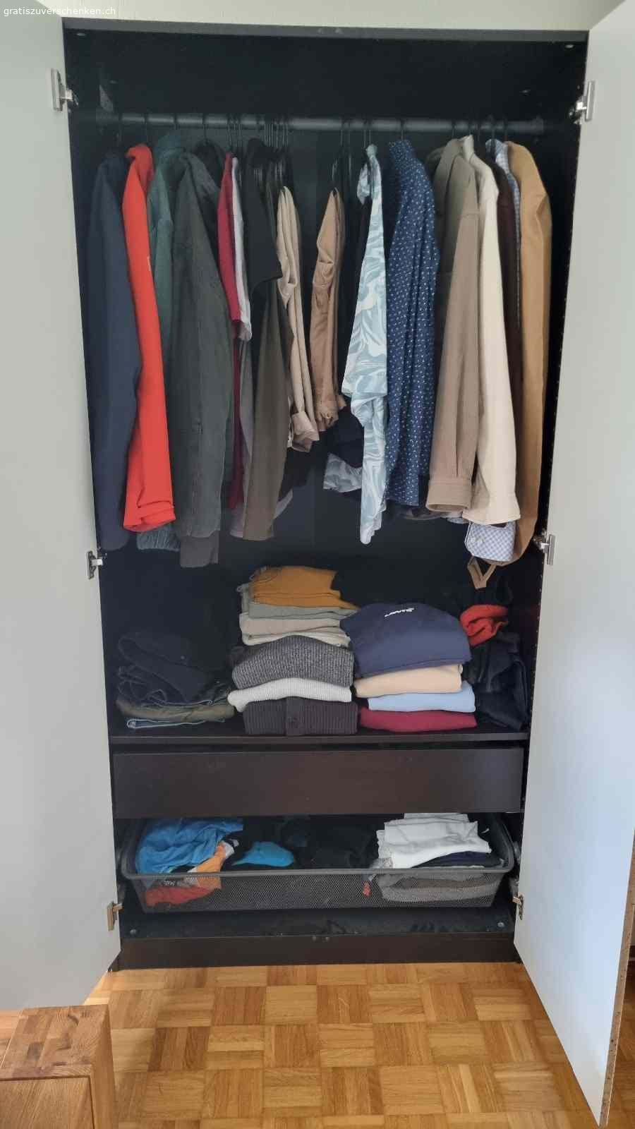 Gratis Kleiderschrank (3 Einzelstücke). Drei Kleiderschränke Ikea Pax (1x weiss, 50x60x201, 1x weiss 100x60x201,, 1 x Kork/dunkel 100x60x201)
Gratis zu vergeben. Kleiderschränke sind total intakt, aber haben Gebrauchsspuren. Auf dem grösseren weissen Schrank sind Klebebandresten, die einfach weggekratzt werden können.

Müssen entweder selbst abgebaut werden oder heruntergetragen werden. Unser Lift ist sehr klein.