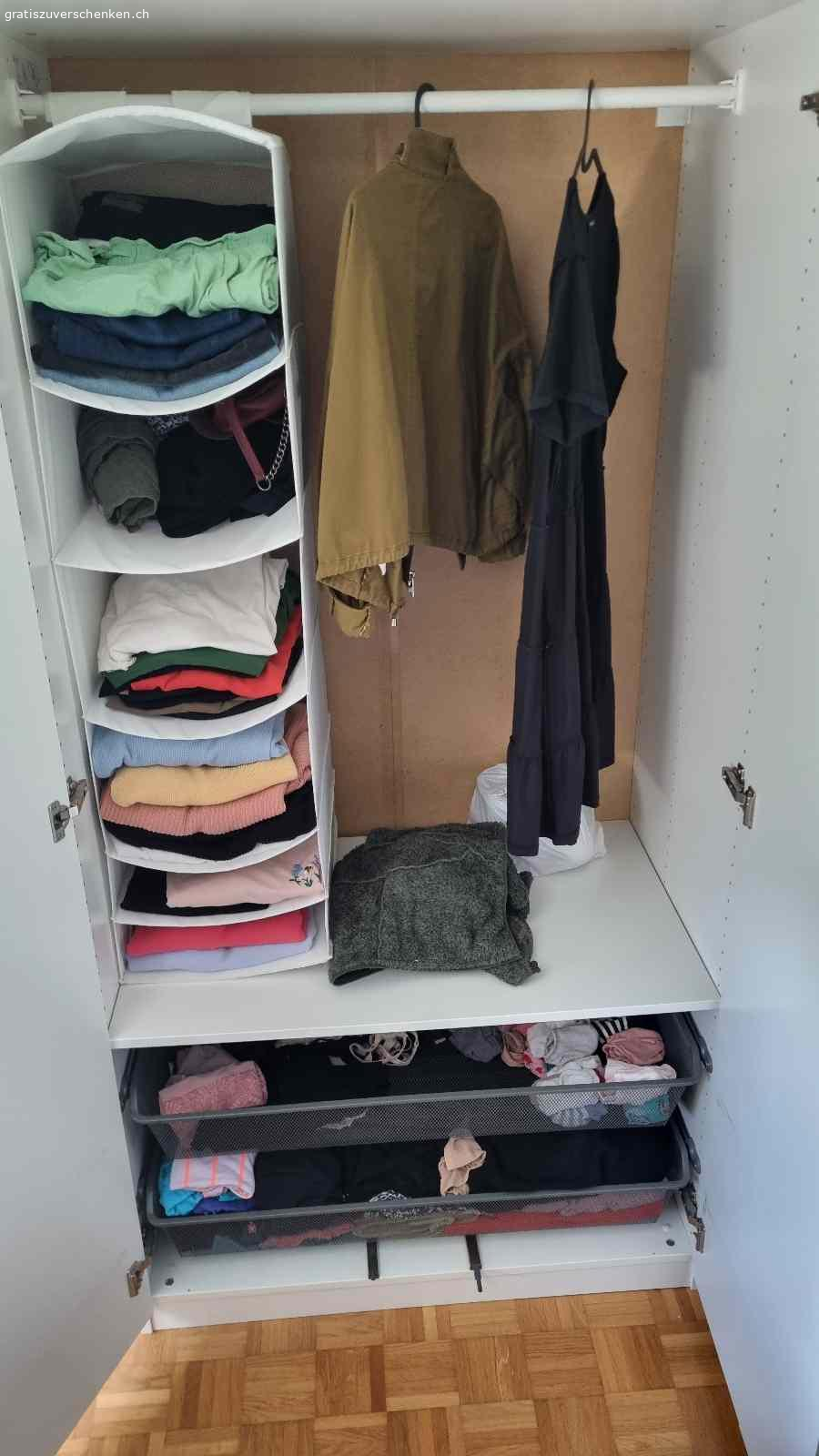 Gratis Kleiderschrank (3 Einzelstücke). Drei Kleiderschränke Ikea Pax (1x weiss, 50x60x201, 1x weiss 100x60x201,, 1 x Kork/dunkel 100x60x201)
Gratis zu vergeben. Kleiderschränke sind total intakt, aber haben Gebrauchsspuren. Auf dem grösseren weissen Schrank sind Klebebandresten, die einfach weggekratzt werden können.

Müssen entweder selbst abgebaut werden oder heruntergetragen werden. Unser Lift ist sehr klein.