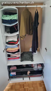 Gratis Kleiderschrank (3 Einzelstücke). Drei Kleiderschränke Ikea Pax (1x weiss, 50x60x201, 1x weiss 100x60x201,, 1 x Kork/dunkel 100x60x201)
Gratis zu vergeben. Kleiderschränke sind total intakt, aber haben Gebrauchsspuren. Auf dem grösseren weissen Schrank sind Klebebandresten, die einfach weggekratzt werden können.

Müssen entweder selbst abgebaut werden oder heruntergetragen werden. Unser Lift ist sehr klein.