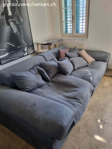 Gratis Möbel zu verschenken (Abholung und Transport selbst). verschenke folgende Möbel:
Sofa (2019 gekauft, gut erhalten, leichte Kratzspuren durch meine Katze, aber keine Urinspuren, nur Haar und Staub durch den Umzug)
Schrank (ca. 20 Jahre alt, aber noch intakt)
Ikea Kommode (2019 gekauft, gut erhalten)
Boxspringbett (2019 gekauft, sehr bequem, Kratzspuren, Matratze leicht verkrümmt, ansonsten in gutem Zustand)
Wichtig:
Alle Möbel müssen selbst abgeholt, abgebaut, getragen, und transportiert werden.
Ich helfe nicht beim Abbau, Transport, Auseinandernehmen oder Nachuntentragen der Möbel (Bett, Schrank, Kommode, Sofa).
Alle Möbel befinden sich im 2. Stock.
Alle Möbel müssen von euch selbst abgebaut, transportiert und getragen werden.
Zusätzlich: Im 3. Stock gibt es noch ein Sofa und ein Bett, die seit ca. 6 Jahren nicht mehr benutzt wurden. Bei Interesse sende ich gerne Fotos. Diese Möbel müssen ebenfalls selbst abgebaut, transportiert und getragen werden.
Bitte nur bei ernsthaftem Interesse melden! Ich biete die Möbel kostenlos an, aber der Abbau, Transport und das Tragen müssen selbst organisiert werden.