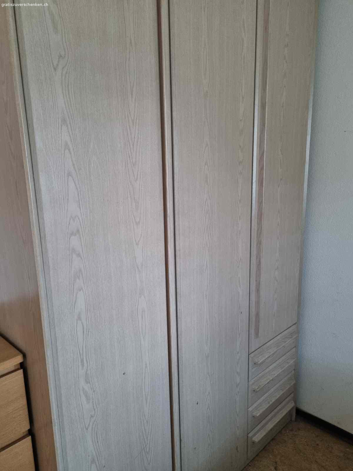 Gratis Möbel zu verschenken (Abholung und Transport selbst). verschenke folgende Möbel:
Sofa (2019 gekauft, gut erhalten, leichte Kratzspuren durch meine Katze, aber keine Urinspuren, nur Haar und Staub durch den Umzug)
Schrank (ca. 20 Jahre alt, aber noch intakt)
Ikea Kommode (2019 gekauft, gut erhalten)
Boxspringbett (2019 gekauft, sehr bequem, Kratzspuren, Matratze leicht verkrümmt, ansonsten in gutem Zustand)
Wichtig:
Alle Möbel müssen selbst abgeholt, abgebaut, getragen, und transportiert werden.
Ich helfe nicht beim Abbau, Transport, Auseinandernehmen oder Nachuntentragen der Möbel (Bett, Schrank, Kommode, Sofa).
Alle Möbel befinden sich im 2. Stock.
Alle Möbel müssen von euch selbst abgebaut, transportiert und getragen werden.
Zusätzlich: Im 3. Stock gibt es noch ein Sofa und ein Bett, die seit ca. 6 Jahren nicht mehr benutzt wurden. Bei Interesse sende ich gerne Fotos. Diese Möbel müssen ebenfalls selbst abgebaut, transportiert und getragen werden.
Bitte nur bei ernsthaftem Interesse melden! Ich biete die Möbel kostenlos an, aber der Abbau, Transport und das Tragen müssen selbst organisiert werden.