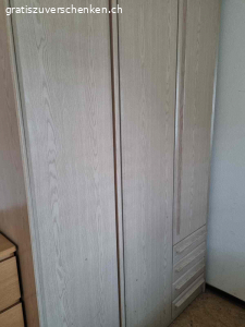 Gratis Möbel zu verschenken (Abholung und Transport selbst). verschenke folgende Möbel:
Sofa (2019 gekauft, gut erhalten, leichte Kratzspuren durch meine Katze, aber keine Urinspuren, nur Haar und Staub durch den Umzug)
Schrank (ca. 20 Jahre alt, aber noch intakt)
Ikea Kommode (2019 gekauft, gut erhalten)
Boxspringbett (2019 gekauft, sehr bequem, Kratzspuren, Matratze leicht verkrümmt, ansonsten in gutem Zustand)
Wichtig:
Alle Möbel müssen selbst abgeholt, abgebaut, getragen, und transportiert werden.
Ich helfe nicht beim Abbau, Transport, Auseinandernehmen oder Nachuntentragen der Möbel (Bett, Schrank, Kommode, Sofa).
Alle Möbel befinden sich im 2. Stock.
Alle Möbel müssen von euch selbst abgebaut, transportiert und getragen werden.
Zusätzlich: Im 3. Stock gibt es noch ein Sofa und ein Bett, die seit ca. 6 Jahren nicht mehr benutzt wurden. Bei Interesse sende ich gerne Fotos. Diese Möbel müssen ebenfalls selbst abgebaut, transportiert und getragen werden.
Bitte nur bei ernsthaftem Interesse melden! Ich biete die Möbel kostenlos an, aber der Abbau, Transport und das Tragen müssen selbst organisiert werden.