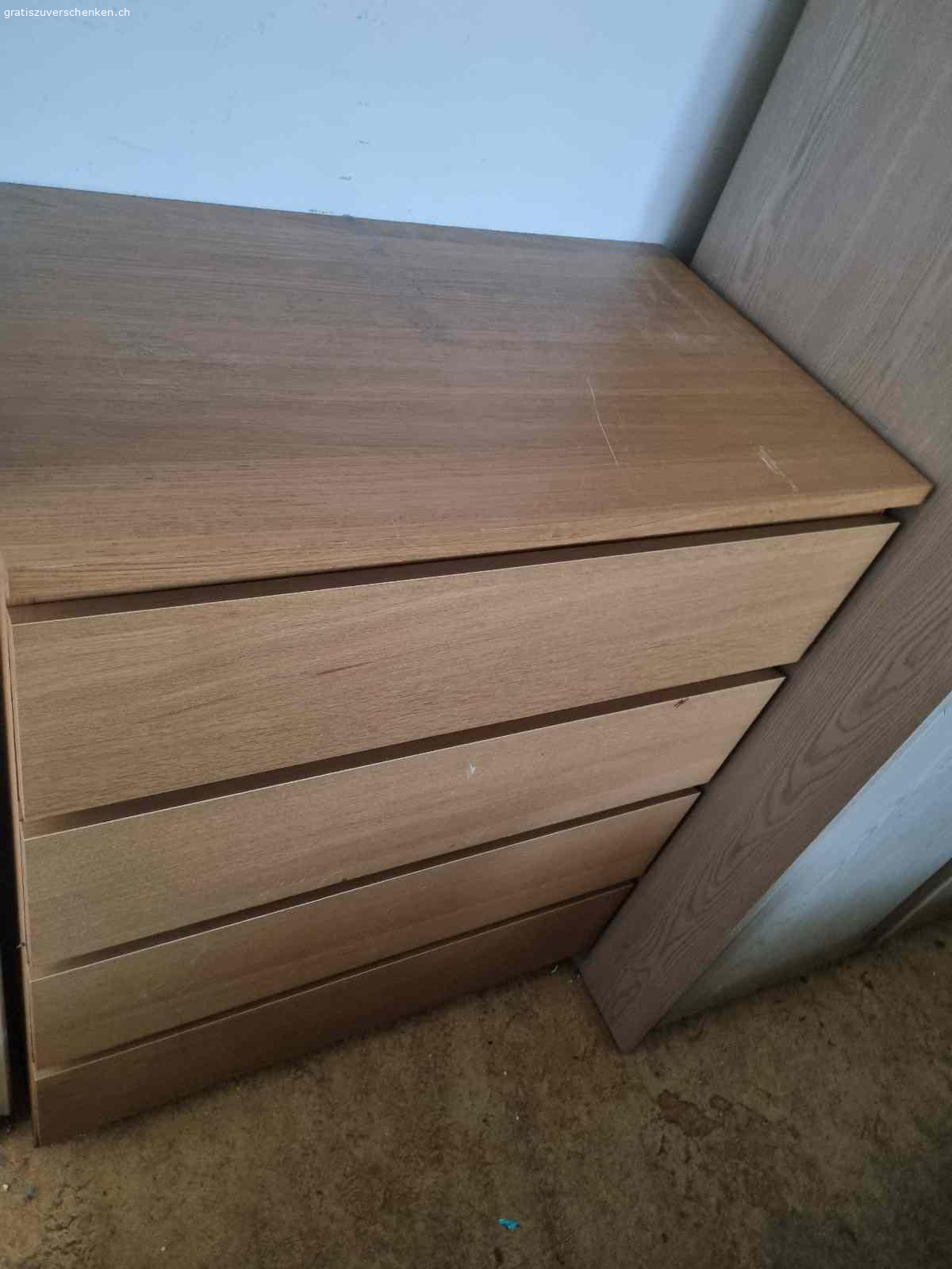 Gratis Möbel zu verschenken (Abholung und Transport selbst). verschenke folgende Möbel:
Sofa (2019 gekauft, gut erhalten, leichte Kratzspuren durch meine Katze, aber keine Urinspuren, nur Haar und Staub durch den Umzug)
Schrank (ca. 20 Jahre alt, aber noch intakt)
Ikea Kommode (2019 gekauft, gut erhalten)
Boxspringbett (2019 gekauft, sehr bequem, Kratzspuren, Matratze leicht verkrümmt, ansonsten in gutem Zustand)
Wichtig:
Alle Möbel müssen selbst abgeholt, abgebaut, getragen, und transportiert werden.
Ich helfe nicht beim Abbau, Transport, Auseinandernehmen oder Nachuntentragen der Möbel (Bett, Schrank, Kommode, Sofa).
Alle Möbel befinden sich im 2. Stock.
Alle Möbel müssen von euch selbst abgebaut, transportiert und getragen werden.
Zusätzlich: Im 3. Stock gibt es noch ein Sofa und ein Bett, die seit ca. 6 Jahren nicht mehr benutzt wurden. Bei Interesse sende ich gerne Fotos. Diese Möbel müssen ebenfalls selbst abgebaut, transportiert und getragen werden.
Bitte nur bei ernsthaftem Interesse melden! Ich biete die Möbel kostenlos an, aber der Abbau, Transport und das Tragen müssen selbst organisiert werden.