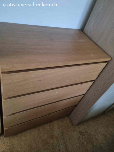 Gratis Möbel zu verschenken (Abholung und Transport selbst). verschenke folgende Möbel:
Sofa (2019 gekauft, gut erhalten, leichte Kratzspuren durch meine Katze, aber keine Urinspuren, nur Haar und Staub durch den Umzug)
Schrank (ca. 20 Jahre alt, aber noch intakt)
Ikea Kommode (2019 gekauft, gut erhalten)
Boxspringbett (2019 gekauft, sehr bequem, Kratzspuren, Matratze leicht verkrümmt, ansonsten in gutem Zustand)
Wichtig:
Alle Möbel müssen selbst abgeholt, abgebaut, getragen, und transportiert werden.
Ich helfe nicht beim Abbau, Transport, Auseinandernehmen oder Nachuntentragen der Möbel (Bett, Schrank, Kommode, Sofa).
Alle Möbel befinden sich im 2. Stock.
Alle Möbel müssen von euch selbst abgebaut, transportiert und getragen werden.
Zusätzlich: Im 3. Stock gibt es noch ein Sofa und ein Bett, die seit ca. 6 Jahren nicht mehr benutzt wurden. Bei Interesse sende ich gerne Fotos. Diese Möbel müssen ebenfalls selbst abgebaut, transportiert und getragen werden.
Bitte nur bei ernsthaftem Interesse melden! Ich biete die Möbel kostenlos an, aber der Abbau, Transport und das Tragen müssen selbst organisiert werden.